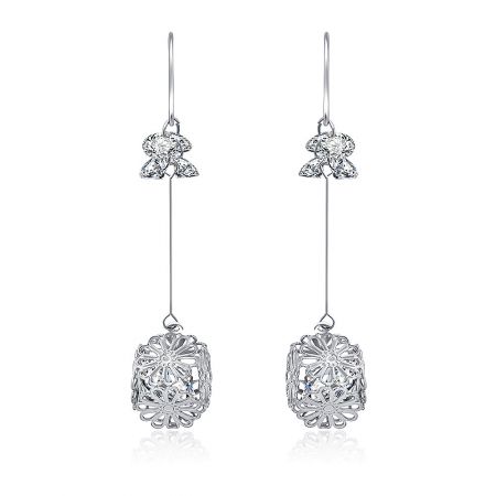 Daisy Drop Silver Tone CZ-örhängen - En närbild av Daisy Drop Silver Tone CZ-örhängena, som visar den intrikata blommiga designen med klara kubiska zirkonia-stenar och en polerad rhodiumbeläggning.
