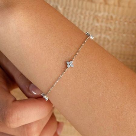 Detailed view of the 925 sterling silver clover bracelet on a wrist.