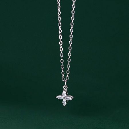 Close-up of the 925 sterling silver clover necklace with clear gemstones.