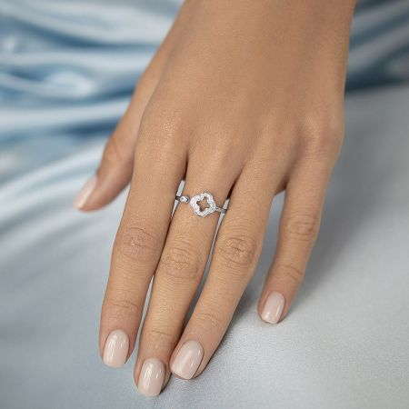 Detailed view of the adjustable 925 sterling silver lucky clover ring for women.