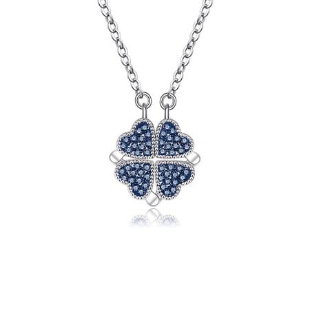 Collana Blu con Simboli Fortunati a Quattro Foglie di Trifoglio - Un primo piano della collana blu con simboli fortunati a quattro foglie di trifoglio, con una catena placcata in rodio e un pendente a trifoglio impreziosito da brillanti pietre di zirconia cubica blu.