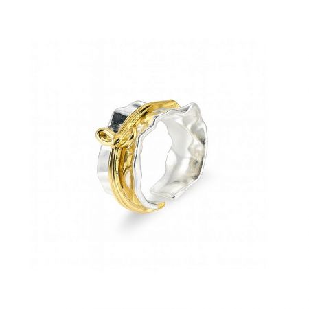 A stylish two-tone wavy ring in silver and gold, showcasing adjustable brass jewelry options.