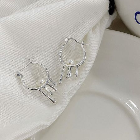Detailed view of the 925 sterling silver liquid hoop earrings showcasing the pearl and latch closure.