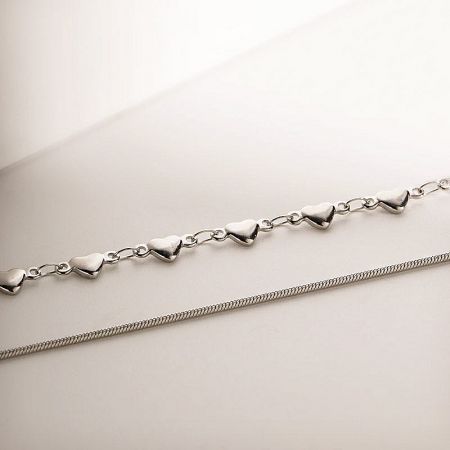 Detailed shot comparing the heart-shaped link chain and the smooth twisted chain in silver.