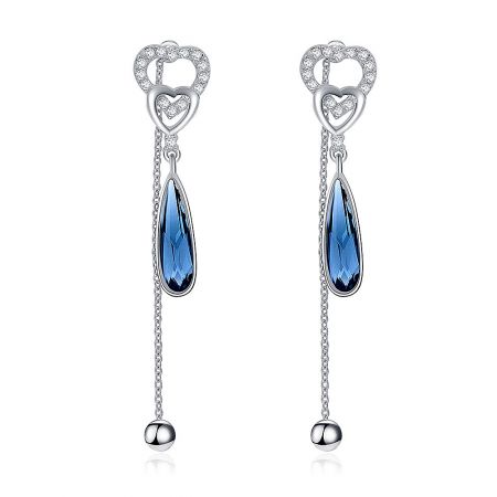 Orecchini lunghi a pendente a forma di cuore blu Swarovski S925 - Un paio di orecchini a pendente a forma di cuore in argento sterling S925 con pietre a goccia blu Swarovski e delicate catene pendenti.