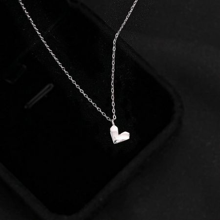 Close-up of the 925 sterling silver heart pendant necklace.