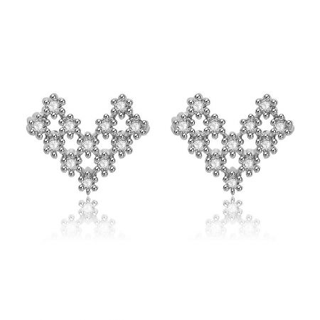 Brincos de Cluster em Forma de Coração - Um par de brincos de cluster em forma de coração de prata adornados com pedras de zircônia cúbica transparente brilhante, em um fundo branco.