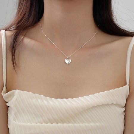 Close-up of the S925 silver heart pendant necklace showcasing the cubic zirconia details.