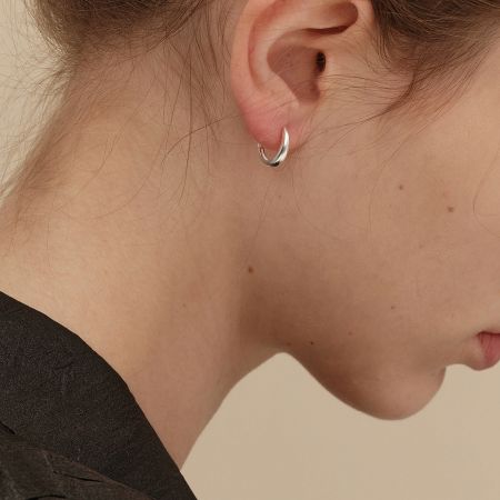 Model showcasing the 925 Sterling Silver Hoop Earring in a platinum plated finish.