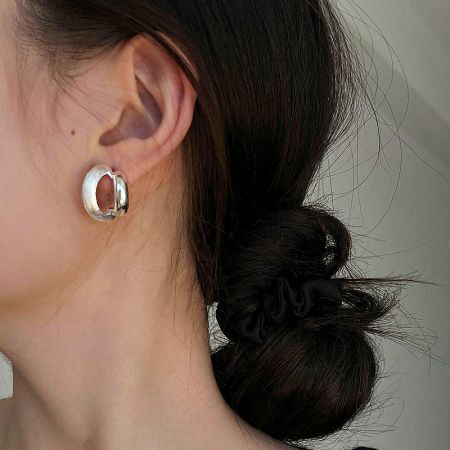 Model wearing the two-tone double-layer frosted hoop earrings.