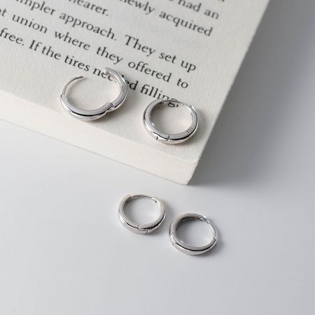 925 스털링 실버 미니멀리스트 부드러운 후프 귀걸이 (5쌍) - 매트한 마감의 925 스털링 실버 미니멀리스트 부드러운 후프 귀걸이 다섯 쌍이 깨끗하고 밝은 배경에 전시되어 있습니다.