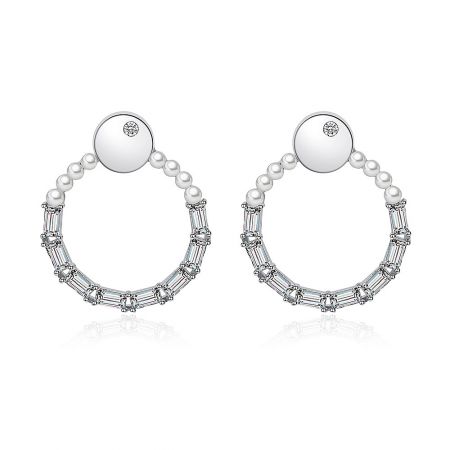 Polerade CZ O Stiftörhängen - Polerade CZ O Stiftörhängen med en modern silverfärgad hoop-design med pärlor och klara kristaller, visade mot en vit bakgrund.