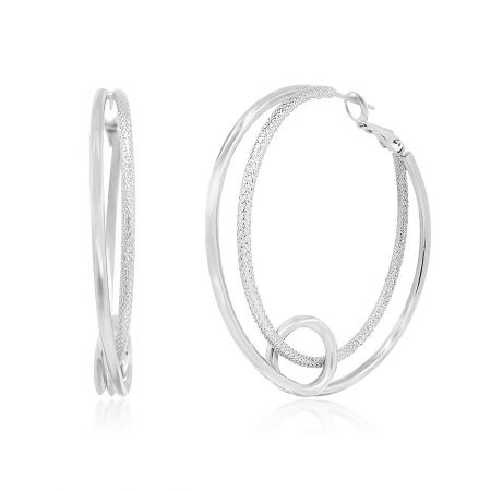 Diamantklippta polerade dubbla cirkelörhängen - En närbild av de diamantklippta polerade dubbla cirkelörhängena, som visar den intrikata dubbelskiktade designen med en texturerad inre cirkel och en slät, polerad yttre ring i en glänsande silverfinish.