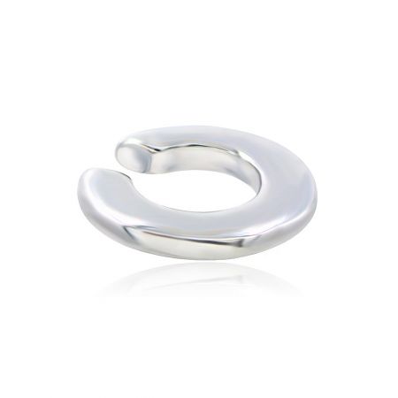 Brinco de Orelha Prateado - Um brinco de orelha de latão prateado polido, mostrado em um fundo branco limpo para destacar seu acabamento reflexivo em ródio.