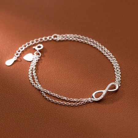The double chain design of the sterling silver infinity bracelet with decorative charms.