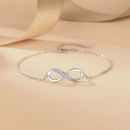 925 Sterling Silver Mother Daughter Infinity Bracelet Cubic Zirconia Gift for Her Set of 5 - A close-up of the 925 Sterling Silver Mother Daughter Infinity Bracelet, featuring a sparkling cubic zirconia-lined infinity charm symbolizing eternal love.
