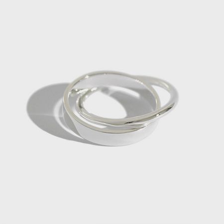 A close-up product shot of the intertwined double loop 925 silver ring, highlighting its polished finish and minimalist design.