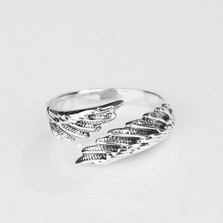 The elegant leaf pattern sterling silver ring, part of the unisex collection.