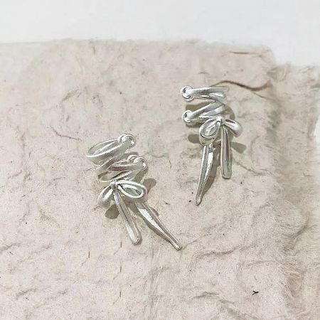 Detailed side view of the 925 sterling silver bow ear cuff earring.