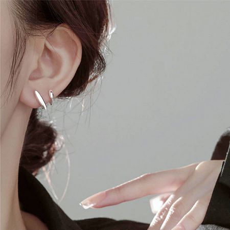 Orecchini a cerchio semplici in argento sterling 925 (Set di 5 paia) - Un primo piano di una donna che indossa un orecchino a cerchio semplice in argento sterling 925, che mette in risalto il suo design elegante e minimalista.