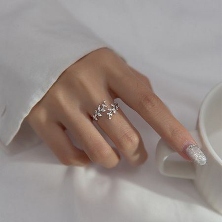 A model wearing the 925 sterling silver leaf adjustable ring, highlighting its elegant fit.