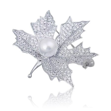 Dainty Maple Leaf Cubic Zirconia Pearl Brooch - Close-up of the Dainty Maple Leaf Brooch, showcasing its intricate silver design with a central white pearl and sparkling cubic zirconia gemstones on a white background.
