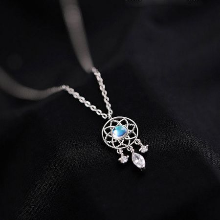 Detailed product shot of the 925 silver dreamcatcher necklace.