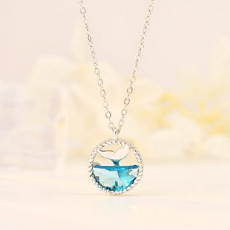 925 Sterling Zilveren Mermaid Tears Walvishaai Hanger Clavicle Ketting (Set van 5) - Een delicate 925 sterling zilveren ketting met een elegante walvishaai hanger in de vorm van mermaid tears met een blauwe edelsteen, weergegeven op een neutrale achtergrond.