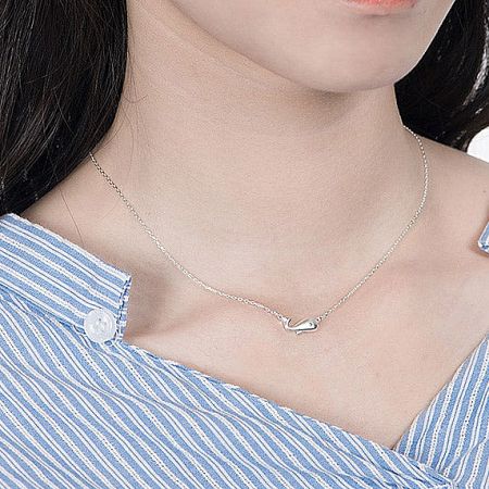 Detail of the necklace chain and clasp, showcasing its quality construction.