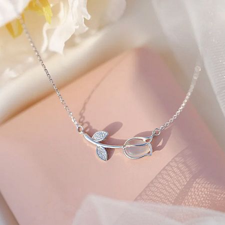 Sterling silver necklace with a leaf-motif pendant and a central stone.