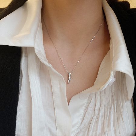 Close-up of the 925 sterling silver interlocking pendant necklace.