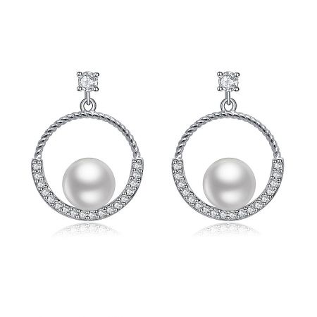 Brincos pendentes Halo Pearl CZ - Brincos pendentes Halo Pearl CZ com uma pérola branca central cercada por um halo de pedras de zircônia cúbica brilhantes, confeccionados em prata banhada a ródio.