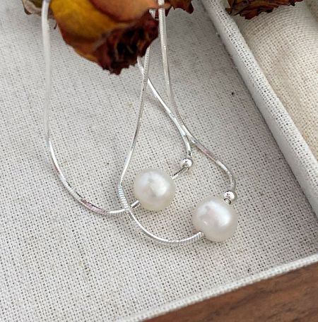 Close-up detail of the 925 sterling silver and freshwater pearl used in the choker necklace.