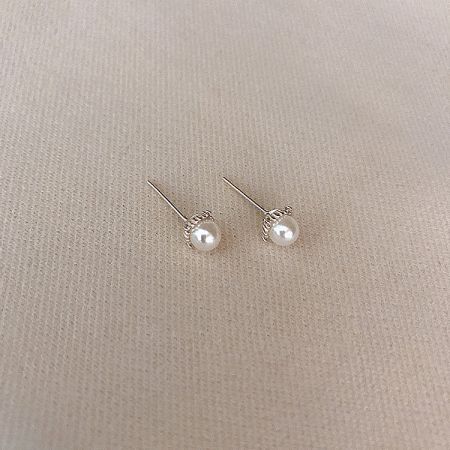 The 925 sterling silver single pearl stud earrings in a classic silver finish.