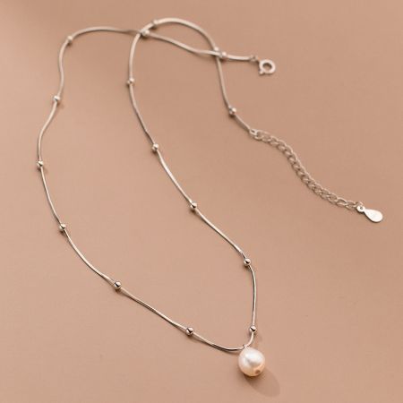 Detailed view of the 925 sterling silver vintage baroque pearl necklace, showcasing its classic and elegant design.