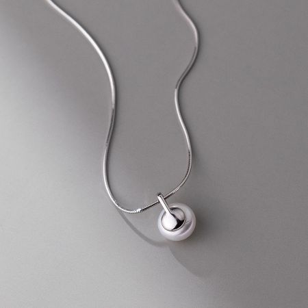 Close-up of the silver 925 sterling silver pearl choker, showcasing the delicate snake chain.