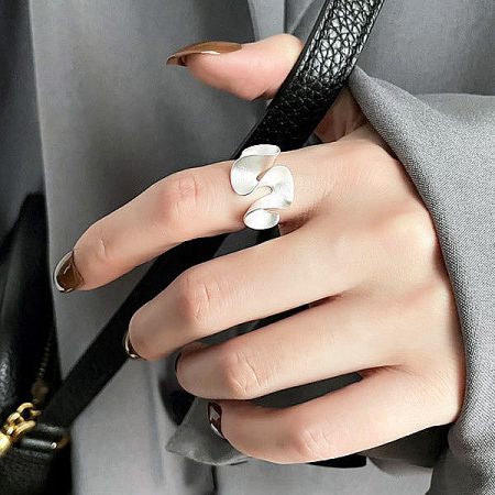 A model wearing the S925 sterling silver lotus leaf ring, showcasing its elegant style.