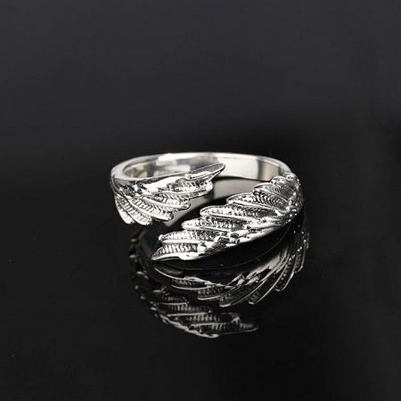 925 Sterling Silver Unisex Open Wing Ring Set of 5 - A close-up of a 925 sterling silver unisex ring from the open-wing set, featuring an intricate feather design.