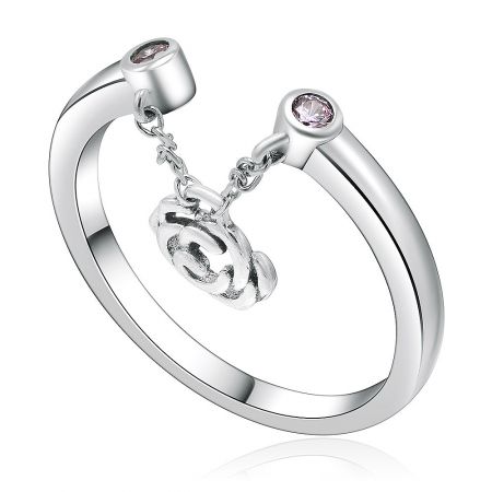 Bague en argent sterling 925 Rose Dangle - Un gros plan de la bague en argent sterling 925 Rose Dangle, mettant en valeur son design floral complexe, sa pierre en zircon cubique rose et le délicat charme de rose suspendu.
