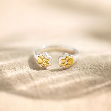 Adjustable 925 sterling silver dog paw ring with an open-end design, perfect for dog lovers.