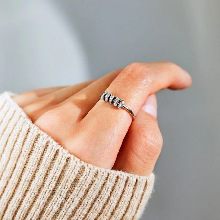 A model wearing the sterling silver rotating zircon ring on her middle finger.