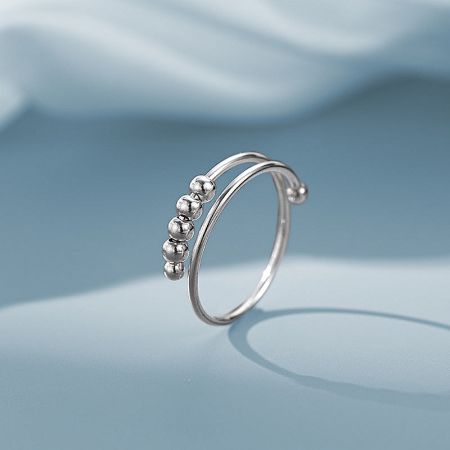 Close-up of the sterling silver anxiety ring with spinning beads.