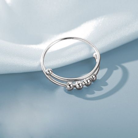 Detailed view of the double-band design of the anxiety spinning ring.