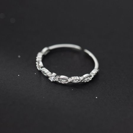 Detailed view of the silver-finished 925 sterling silver lace ring with zircon.