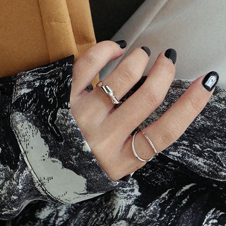 Close-up of the 925 silver minimalist open band rings on a woman's hand.