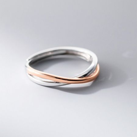 The men's version of the Möbius ring, featuring a bold design of intertwined silver and rose gold bands.