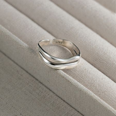 Close-up of the S925 stamp on the twisted double-band sterling silver ring.