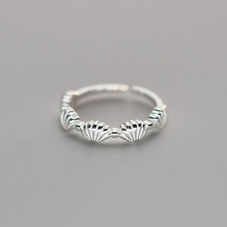 Close-up of the 925 sterling silver seashell ring.