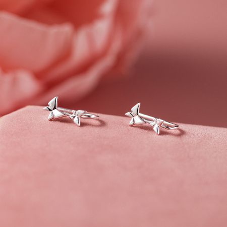 Orecchini a gancio a forma di farfalla in argento sterling dal design creativo fresco (5 paia) - Un paio di orecchini a gancio a forma di stella in argento sterling dal set di 5 paia, esposti su uno sfondo rosa chiaro.