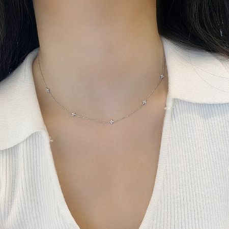A 925 sterling silver necklace with a brilliant star-shaped charm.